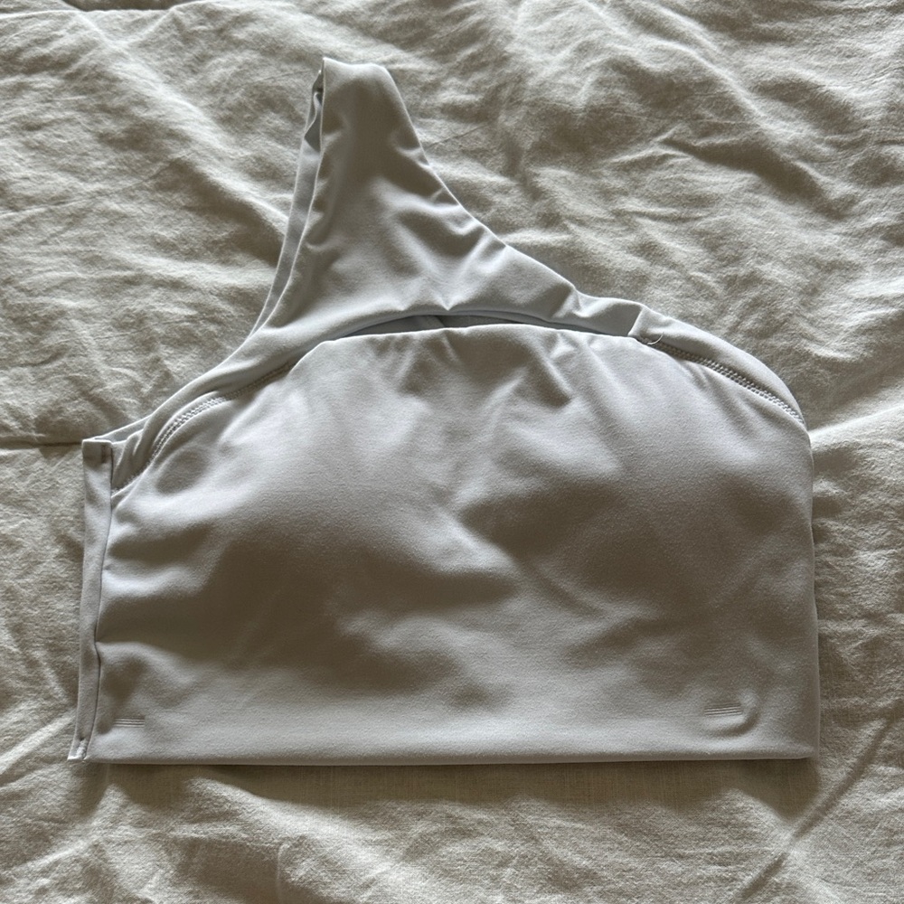 Alphalete One-Shoulder Sports Bra in Light Gray